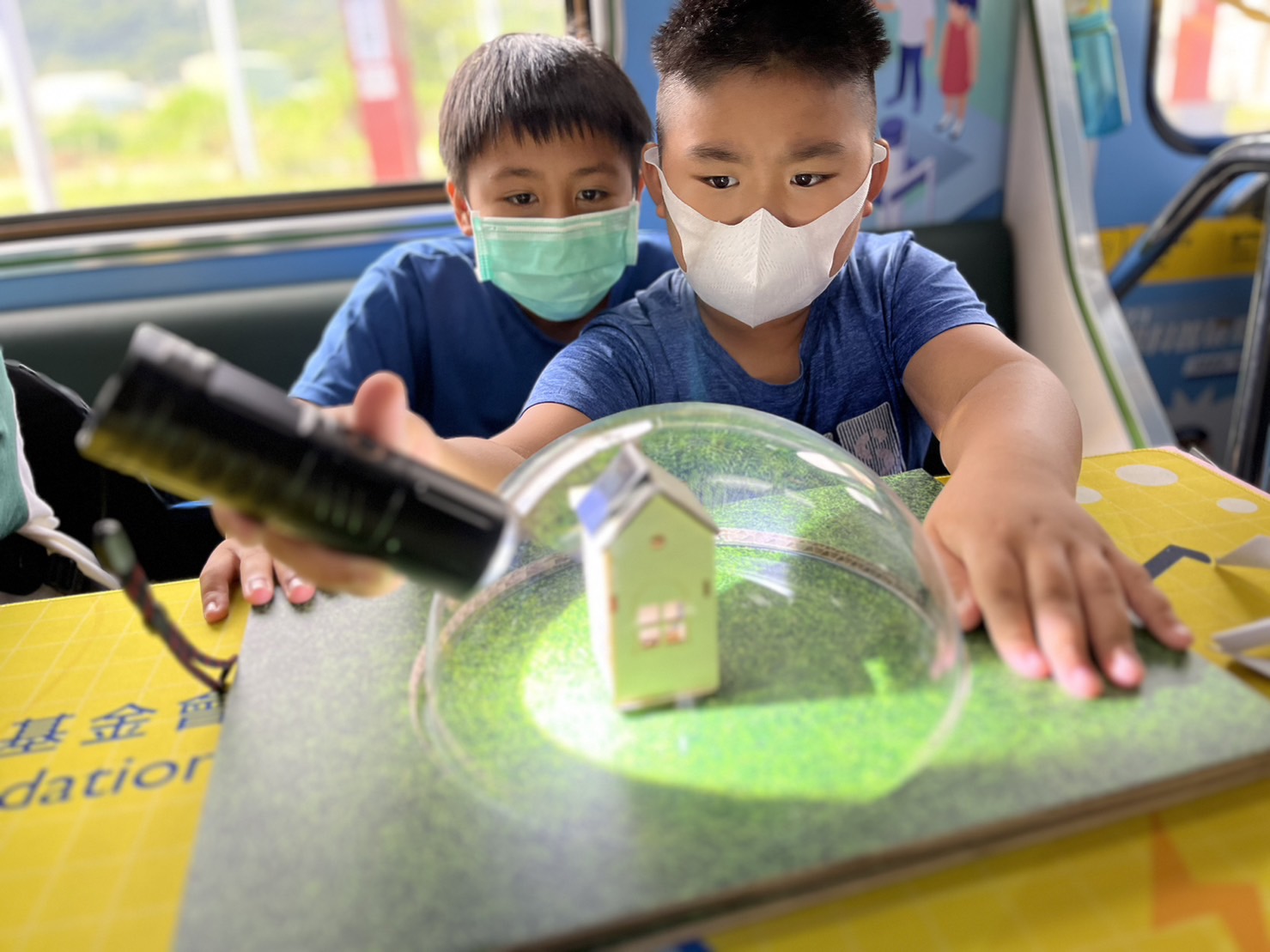 G22恒峰參與基礎科學主題車廂，以STEAM教學精神，設計「逐日科學家」、「太陽能工程師」以及「淨零建築師」三大能源科普課程和實驗